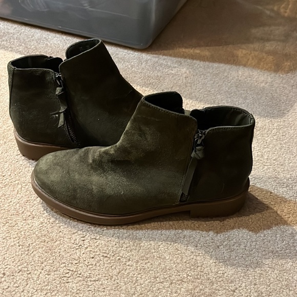 Esprit size 9 ankle boots. - Picture 2 of 4